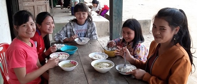Gemeinsames Mittagessen der Kinder im Waisenhaus Traunsee
